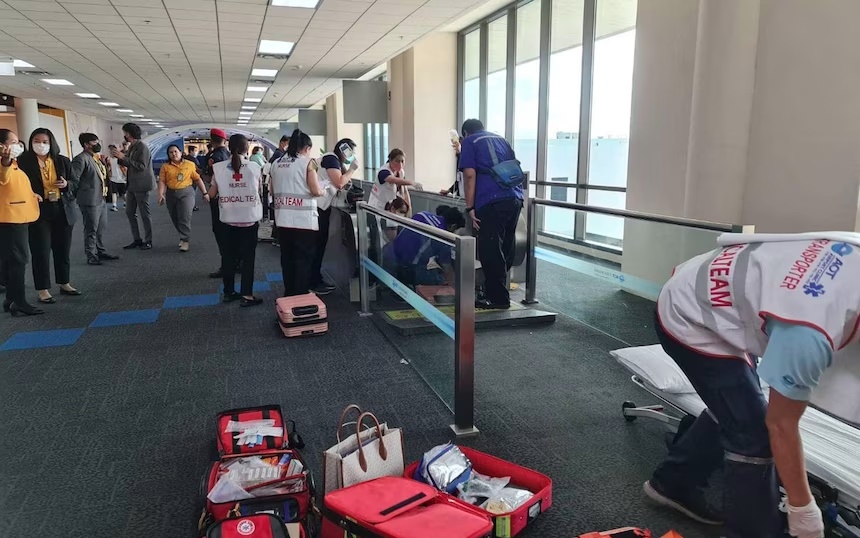 Tai nạn mất chân do thang cuốn ở sân bay Bangkok (Thái Lan)